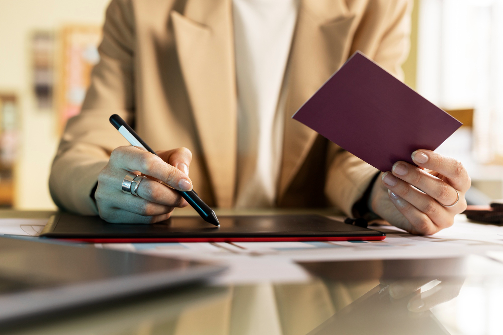 Консультант заповнює документа для отримання ВНЖ у Німечині