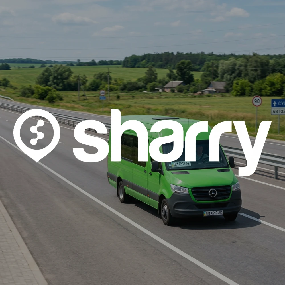 Sharry на фоні зеленого мінібуса, який їде по трасі